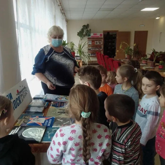Здесь книжки разные живут! И вас всегда здесь в гости ждут! 